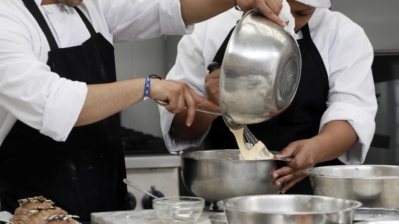 Participantes en una formación de cocina del programa Incorpora y Reincorpora de "la Caixa"