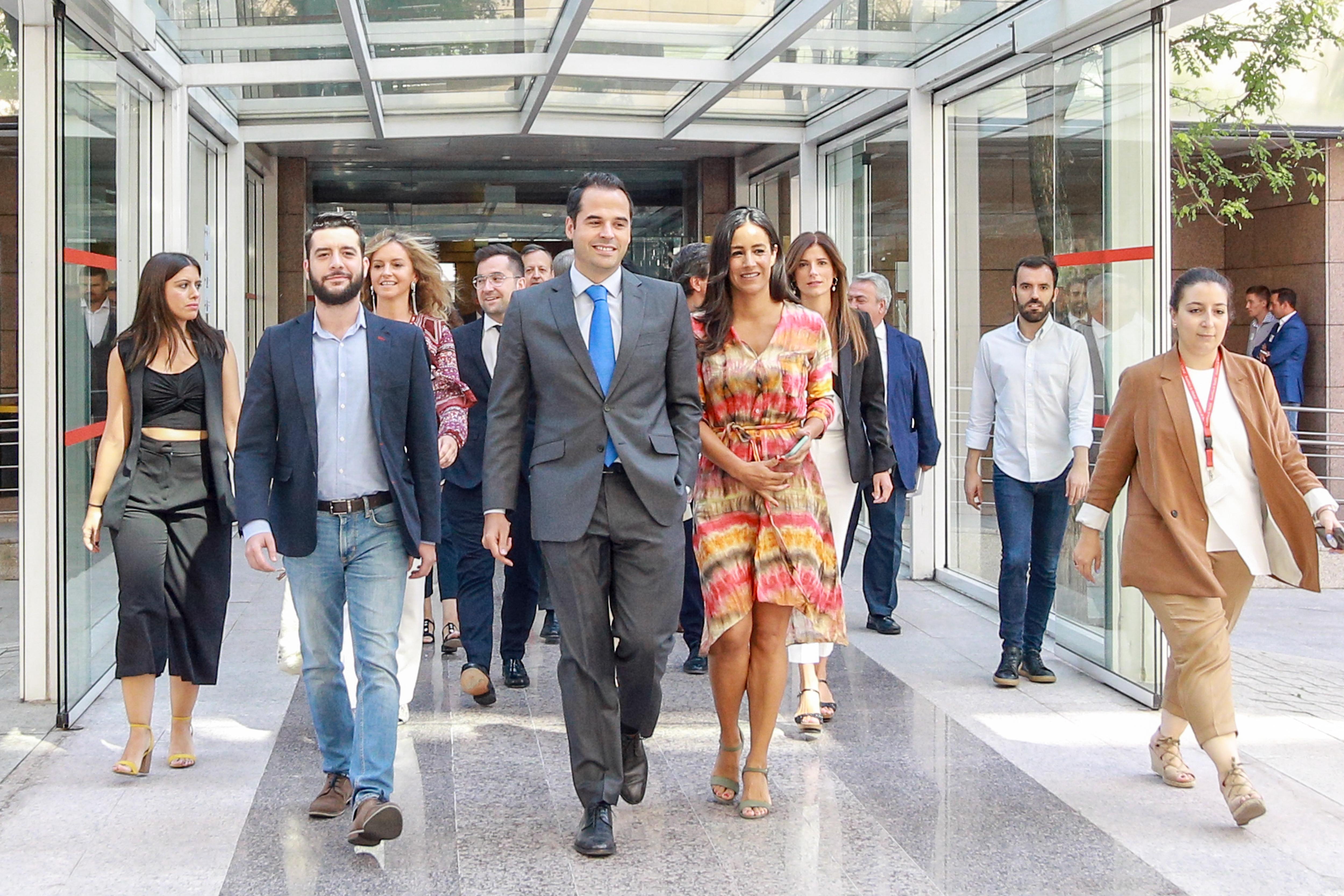 El portavoz adjunto de Ciudadanos en la Asamblea de Madrid César Zafra; el portavoz de la formación naranja Ignacio Aguado; y la vicealcaldesa de Madrid Begoña Villacís antes del inicio de