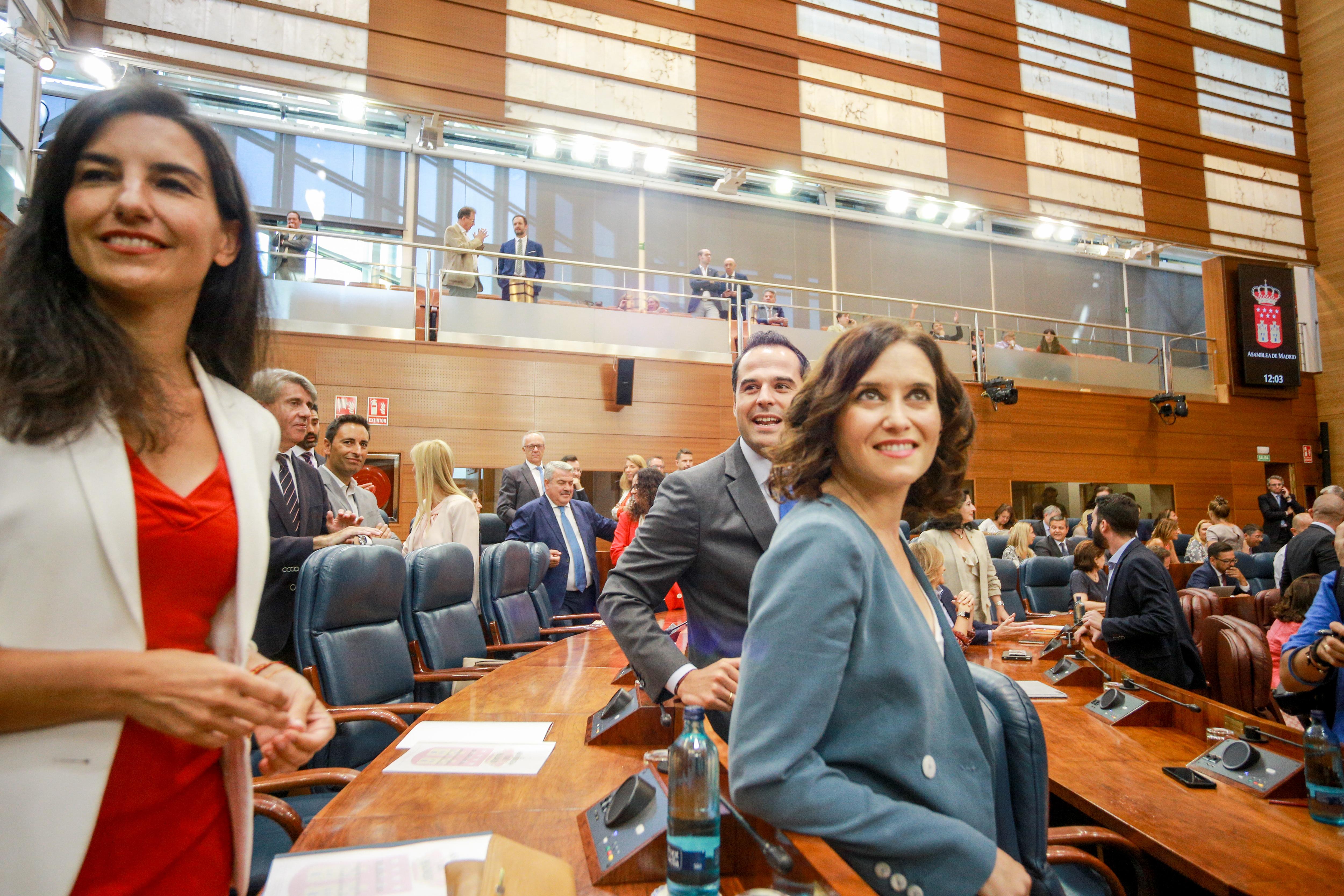 Los portavoces de Vox Rocío Monasterio (i) y Ciudadanos Ignacio Aguado en la Asamblea de Madrid junto a la candidata del PP a la Presidencia de la Comunidad Isabel Díaz Ayuso (d) antes de la pri