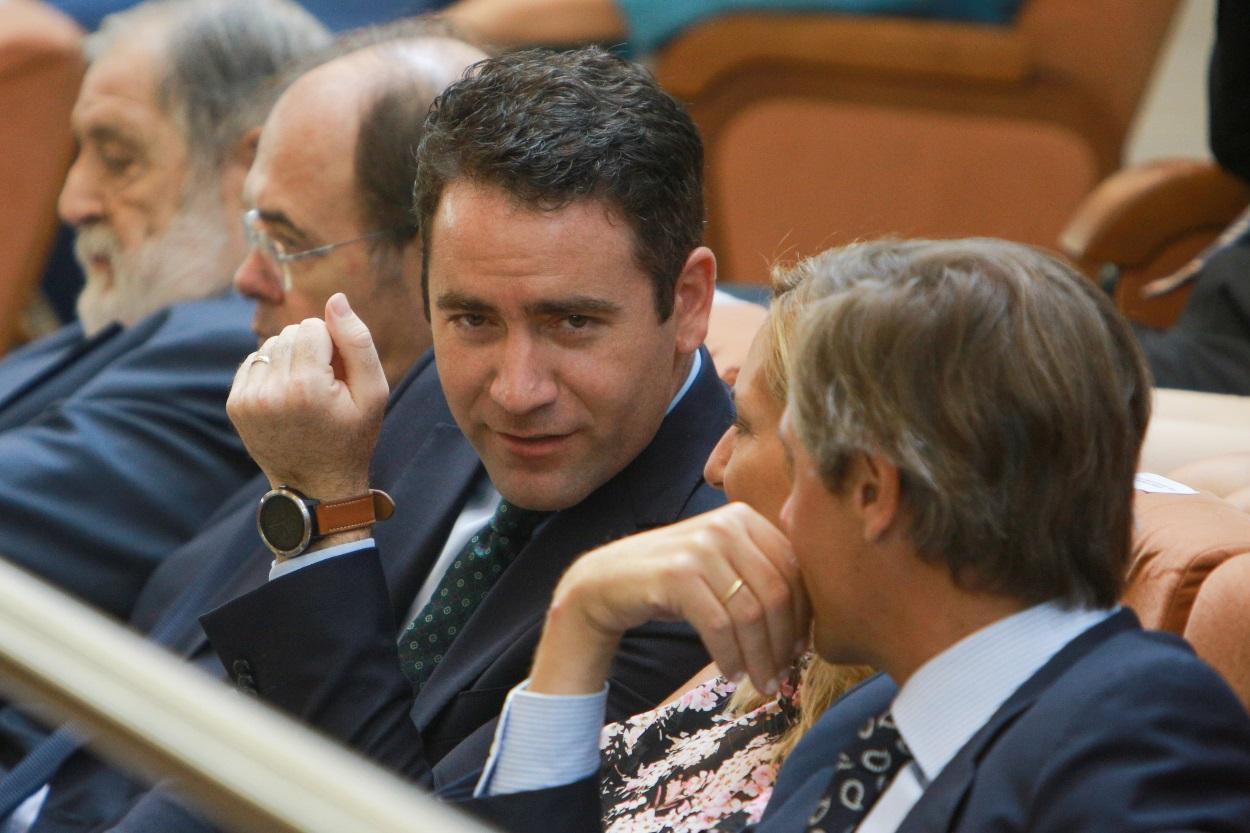 El secretario general del Partido Popular, Teodoro García Egea (3i), durante la primera sesión del segundo pleno de investidura de la candidata de su partido a la Presidencia de la Comunidad de Madrid