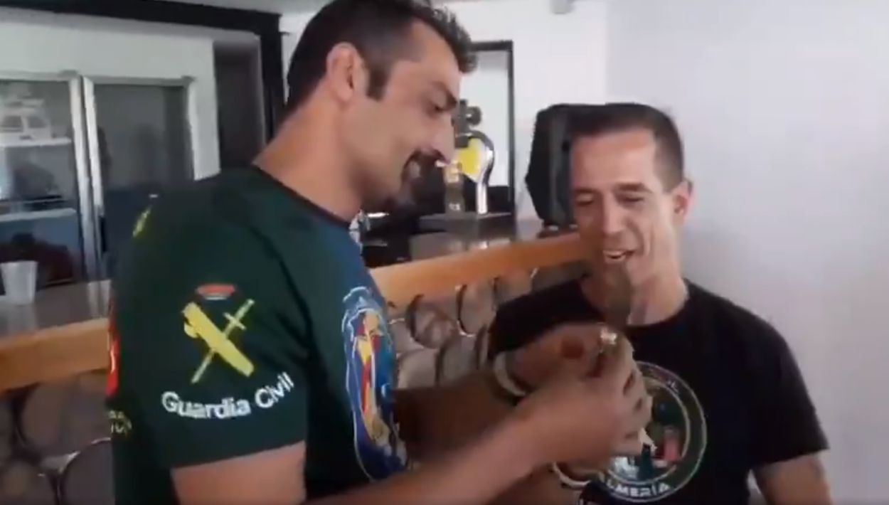 Jandro Lion recibe una navaja de regalo