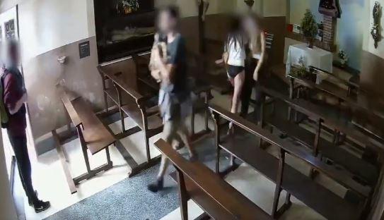 Cuatro jóvenes roban un Cristo de una capilla en Barcelona