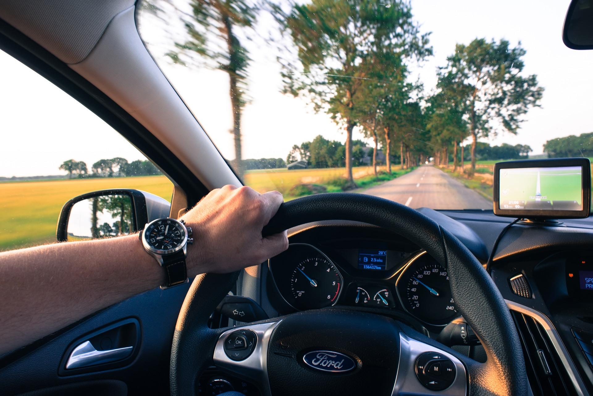 Un hombre conduciendo un coche. Fuente: Pixabay.