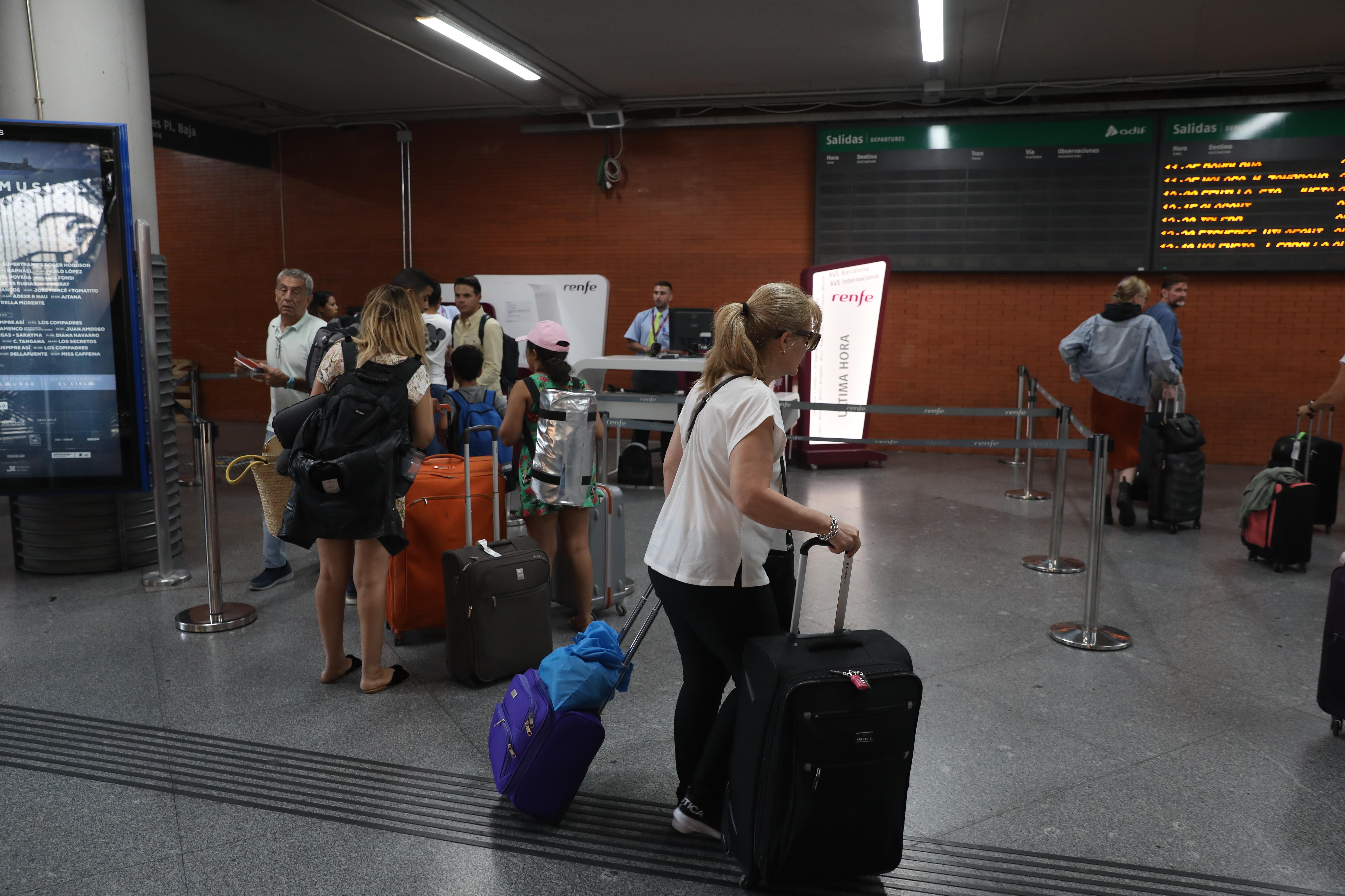 Varios pasajeros se aproximan a una oficina de venta de billetes de última hora en la estación de tren Puerta de Atocha de Madrid. Fuente: EP: