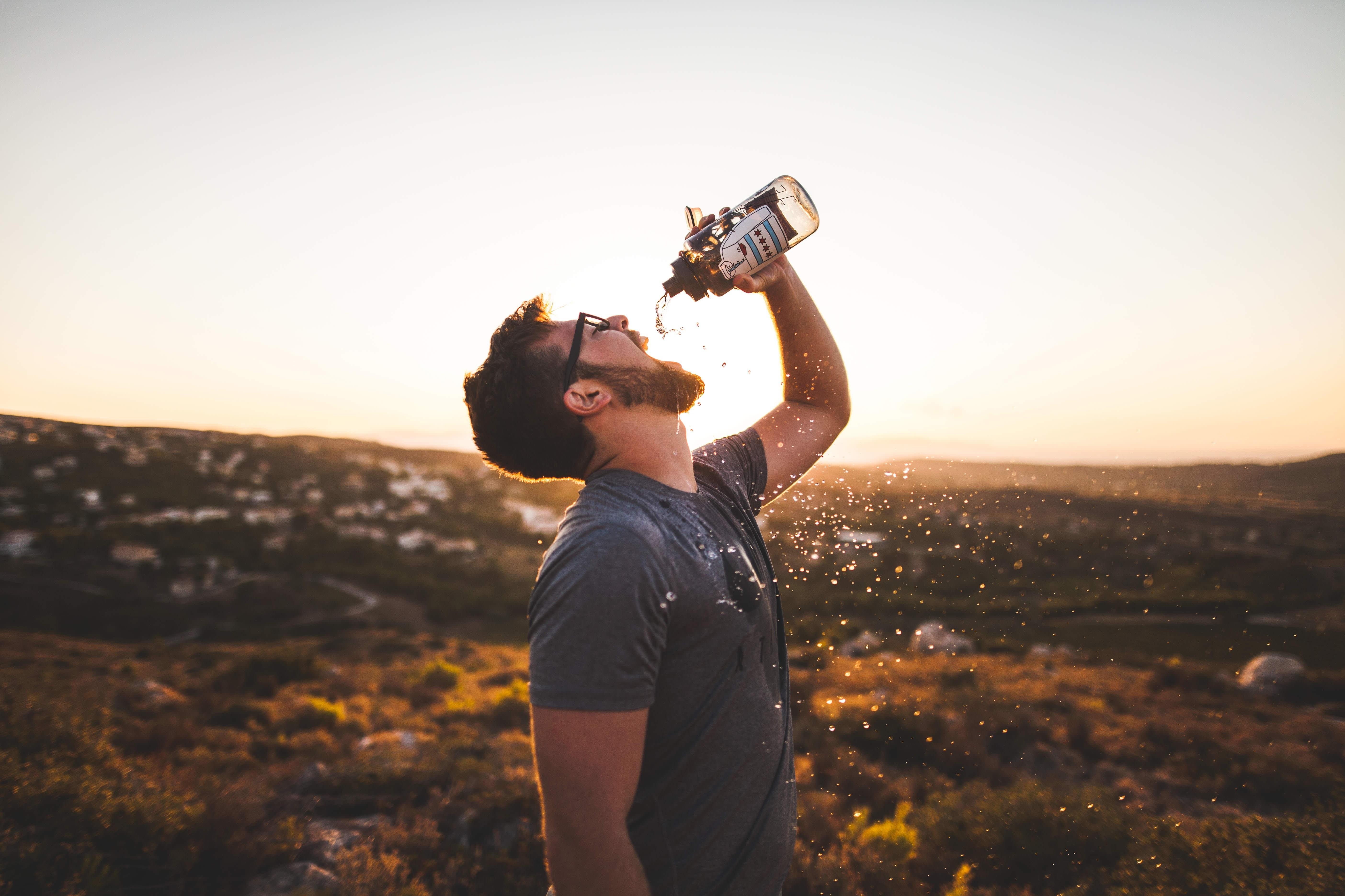 Un hombre bebiendo agua. Fuente: EP.