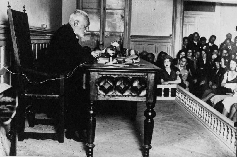 Conferencia de Miguel de Unamuno en 1932. De Agence de presse Mondial Photo-Presse - Bibliothèque nationale de France, Dominio público