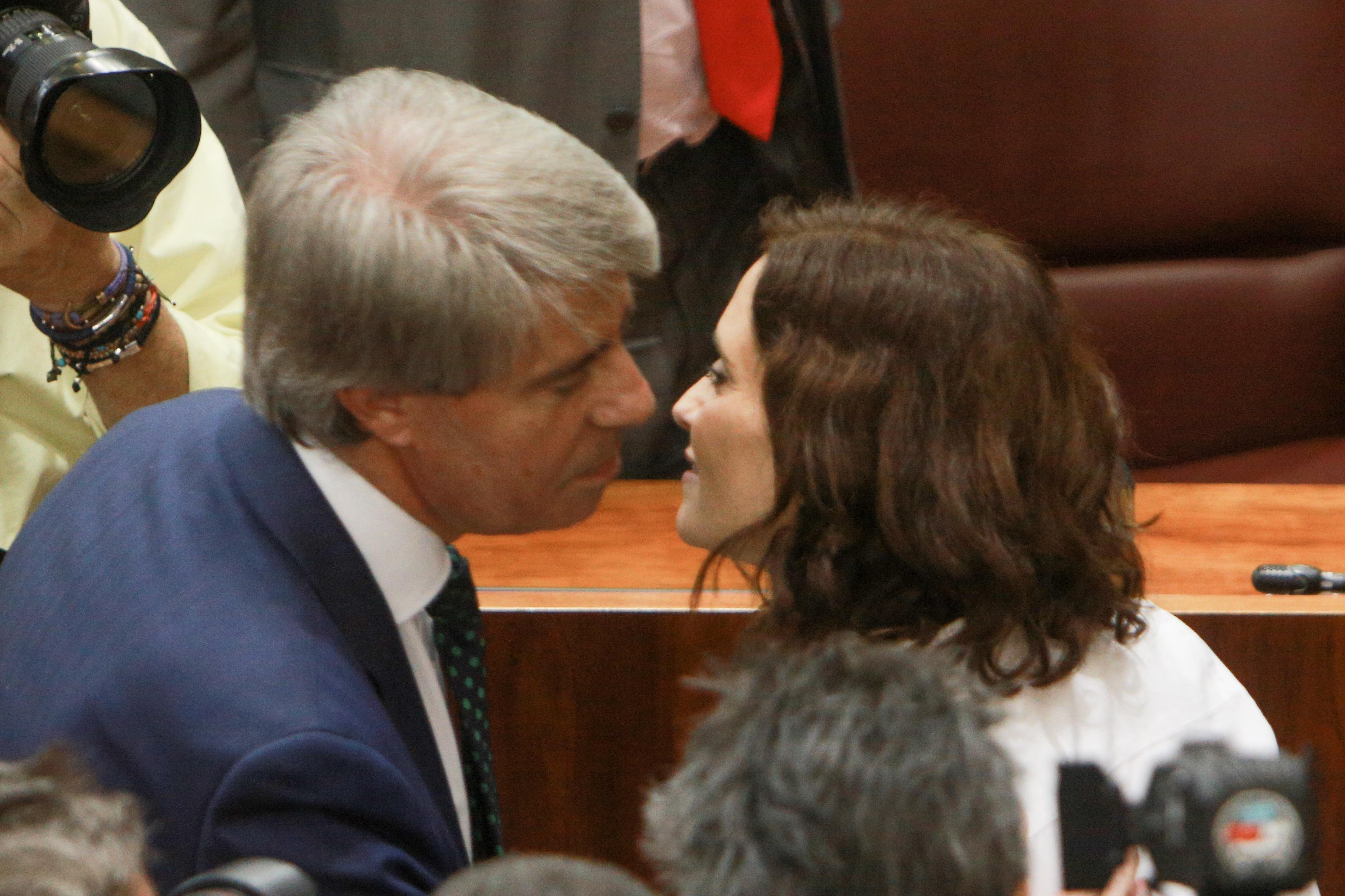 EuropaPress 2321462 La candidata del PP Isabel Díaz Ayuso abraza al expresidente regional y diputado de Cs Ángel Garrido tras conocer el resultado de la votación que la ha convertido en la nueva presidenta de la Co