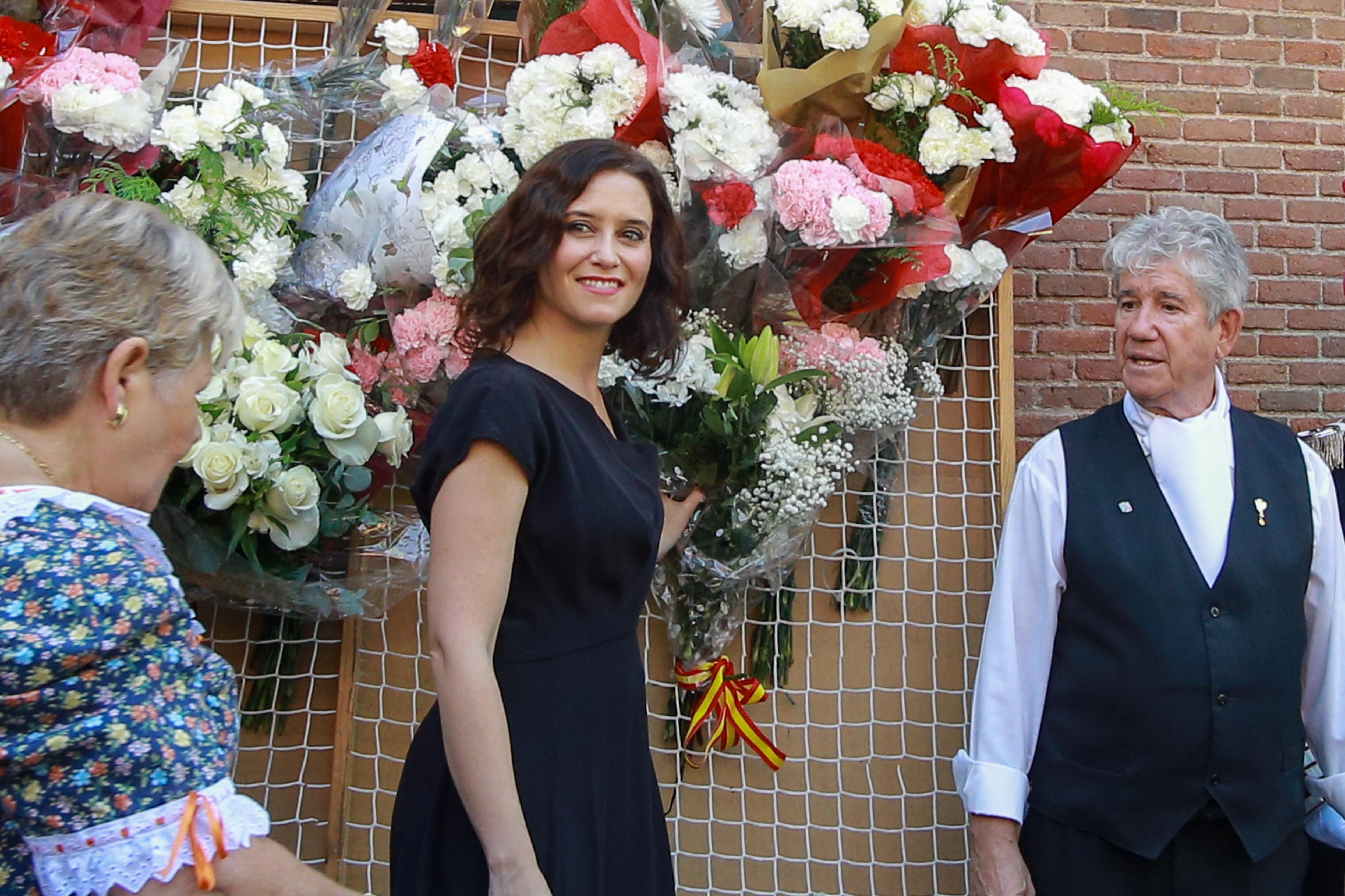 La presidenta de la Comunidad de Madrid Isabel Díaz Ayuso participa en la ofrenda floral ante el cuadro de la Virgen de la Paloma en la capital 
