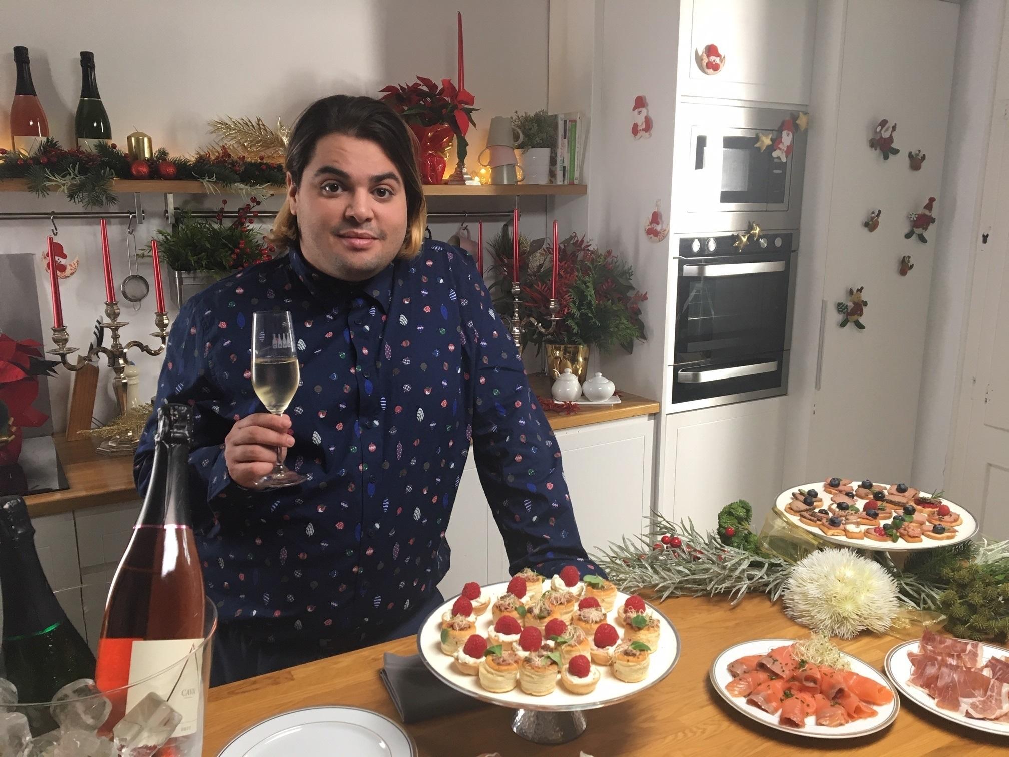 El actor Brays Efe protagoniza la campaña de Navidad de la DO Cava en redes sociales