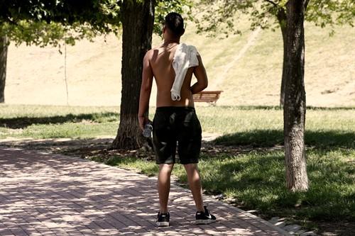 Un joven pasea sin camiseta por el parque de las 'Siete Tetas' de Vallecas en un soleado día-Europa Press