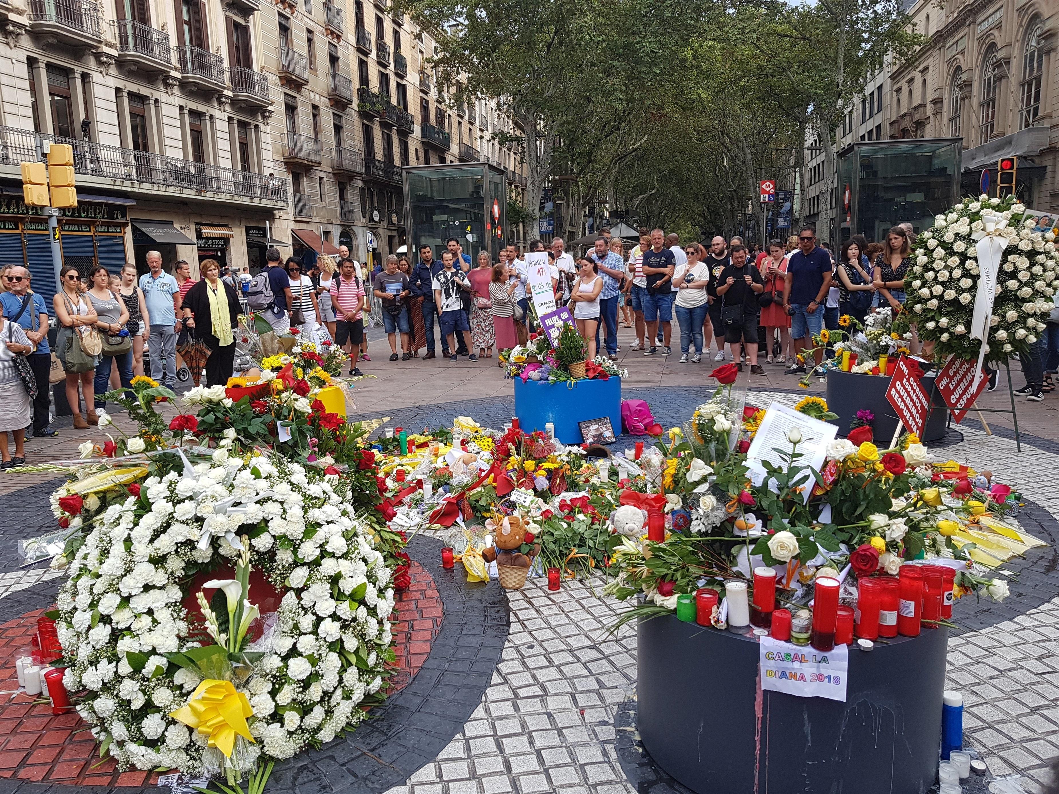 Ofrendas florales en La Rambla por el primer aniversario de los atentados del 17A