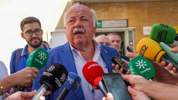 El responsable de gestionar la crisis de la listeria en Andalucía colocó a dedo a 140 "amigos" en Sanidad