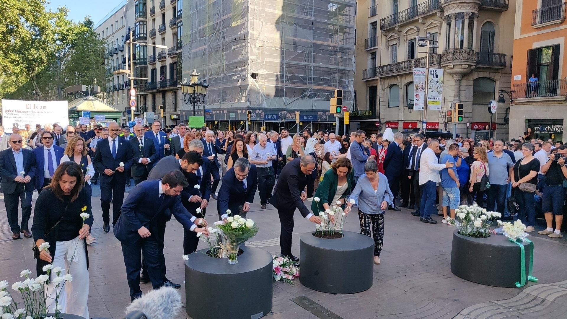 Autoridades en la ofrenda floral en La Rambla.