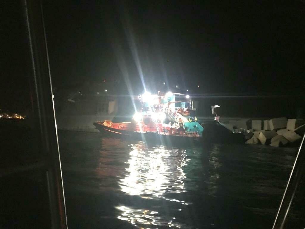 Barco de Baleària encallado en la escollera del puerto de Dénia