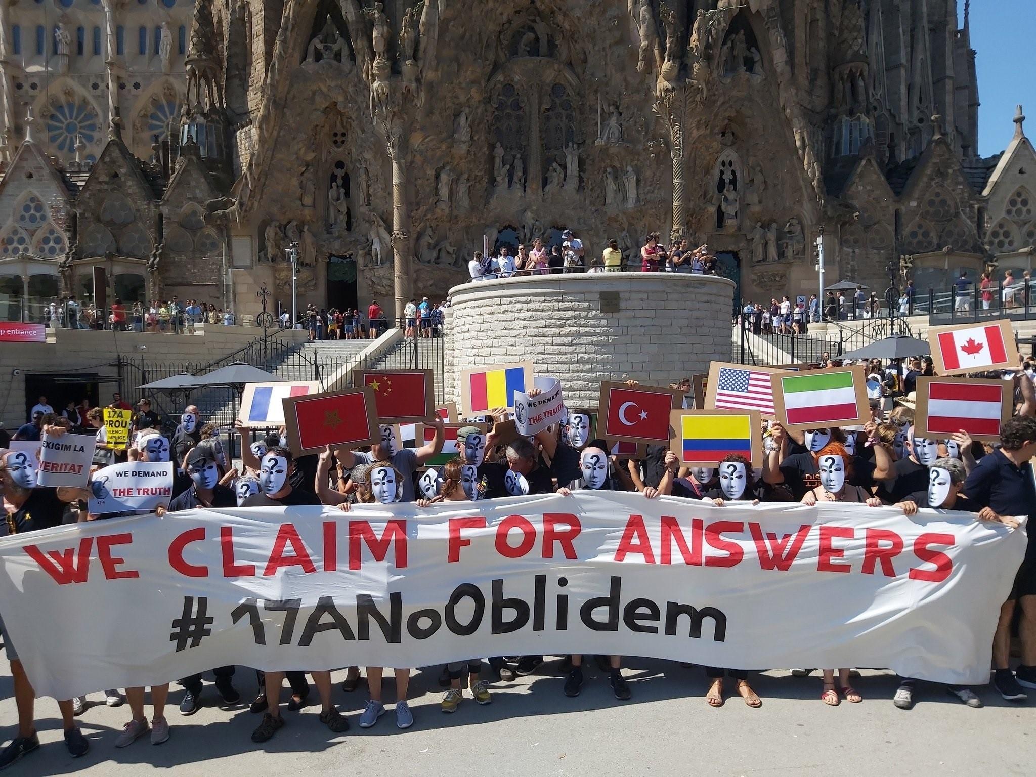 Concentración de los CDR ante la Sagrada Familia. 