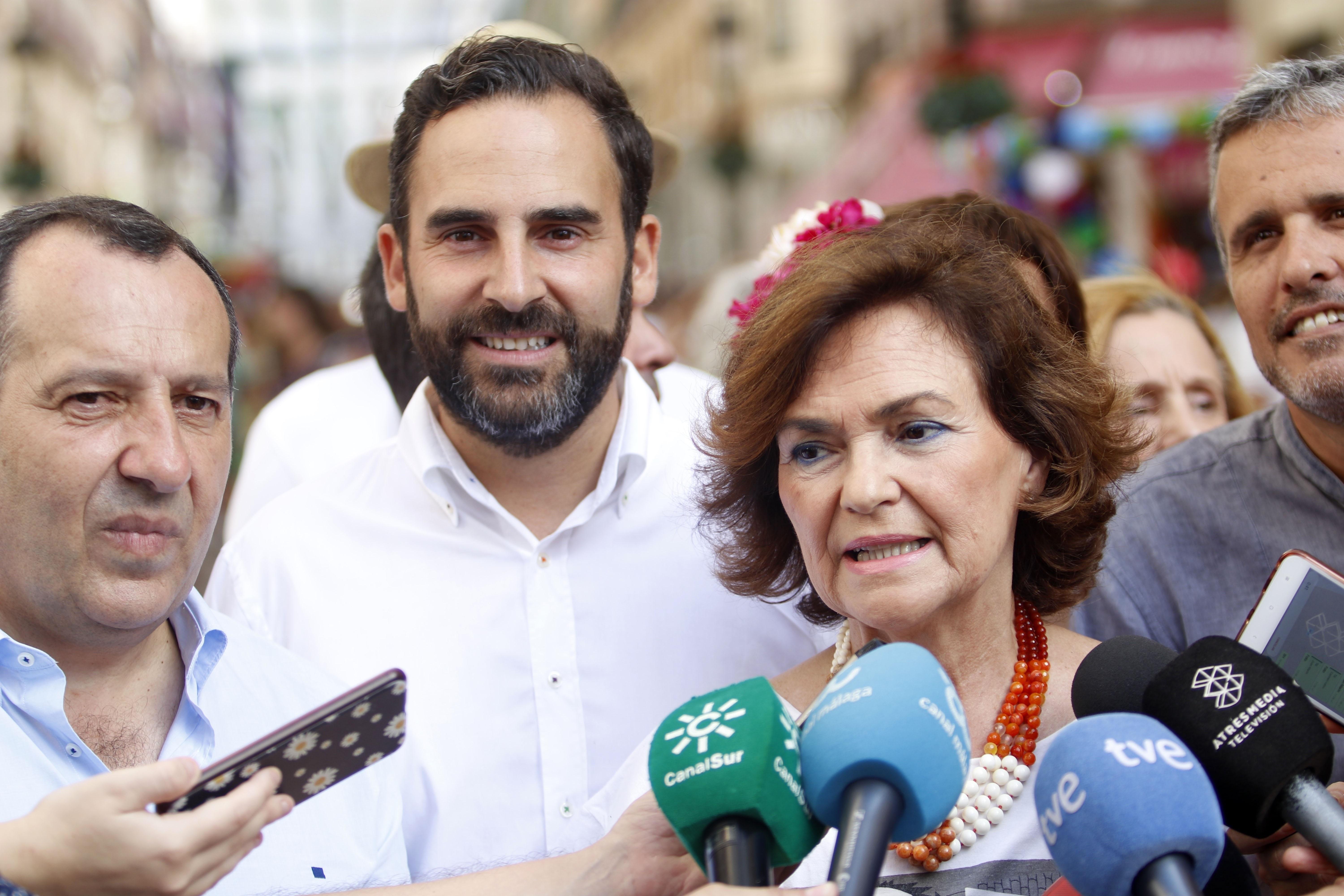 La vicepresidenta del Gobierno en funciones Carmen Calvo atiende a los medios de comunicación en la Feria de Málaga