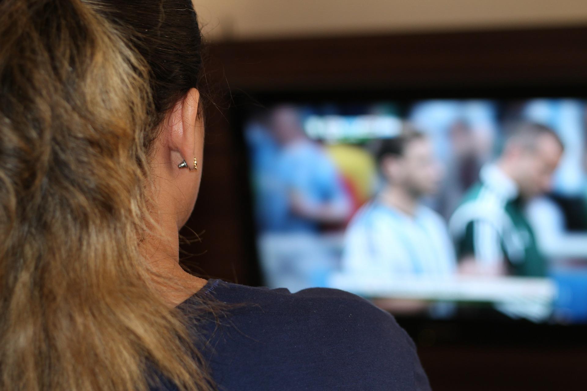 Una mujer viendo un partido de fútbol por la televisión. Fuente: Pixabay.