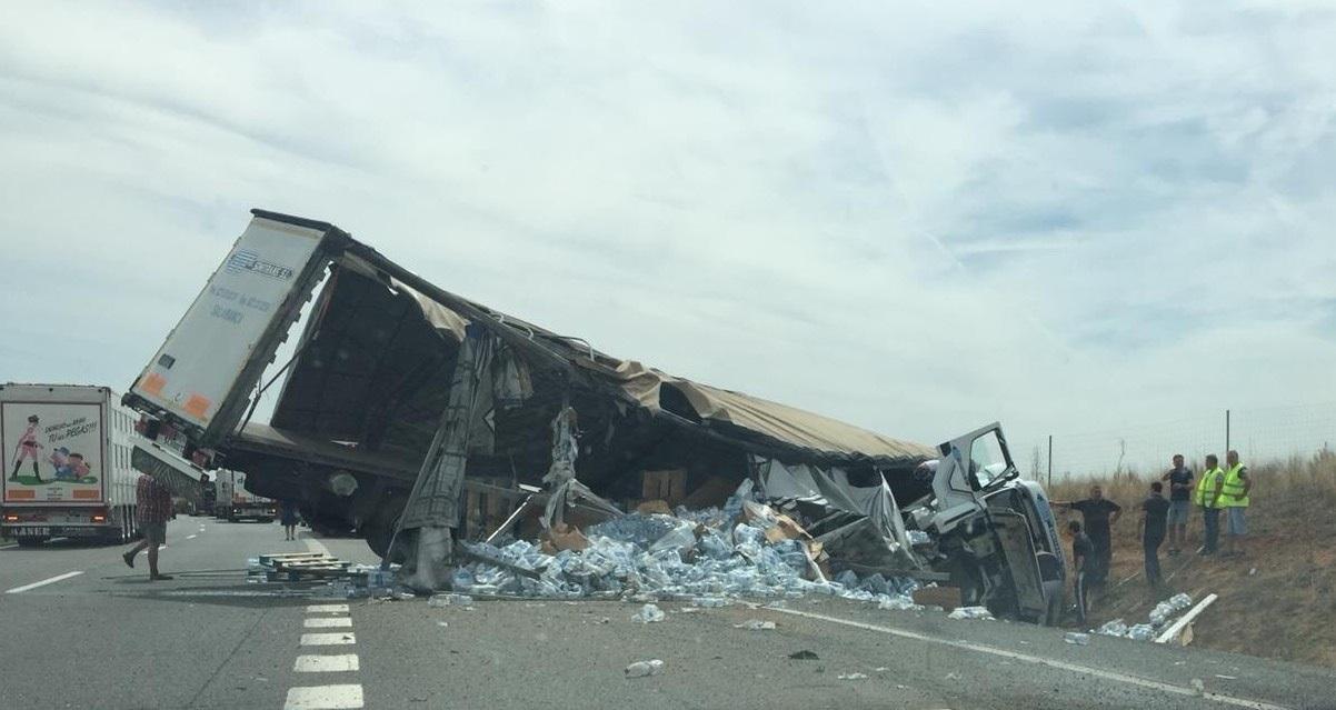 Imagen de un camión siniestrado en la A 62 en Villazopeque (Burgos)-Europa Press