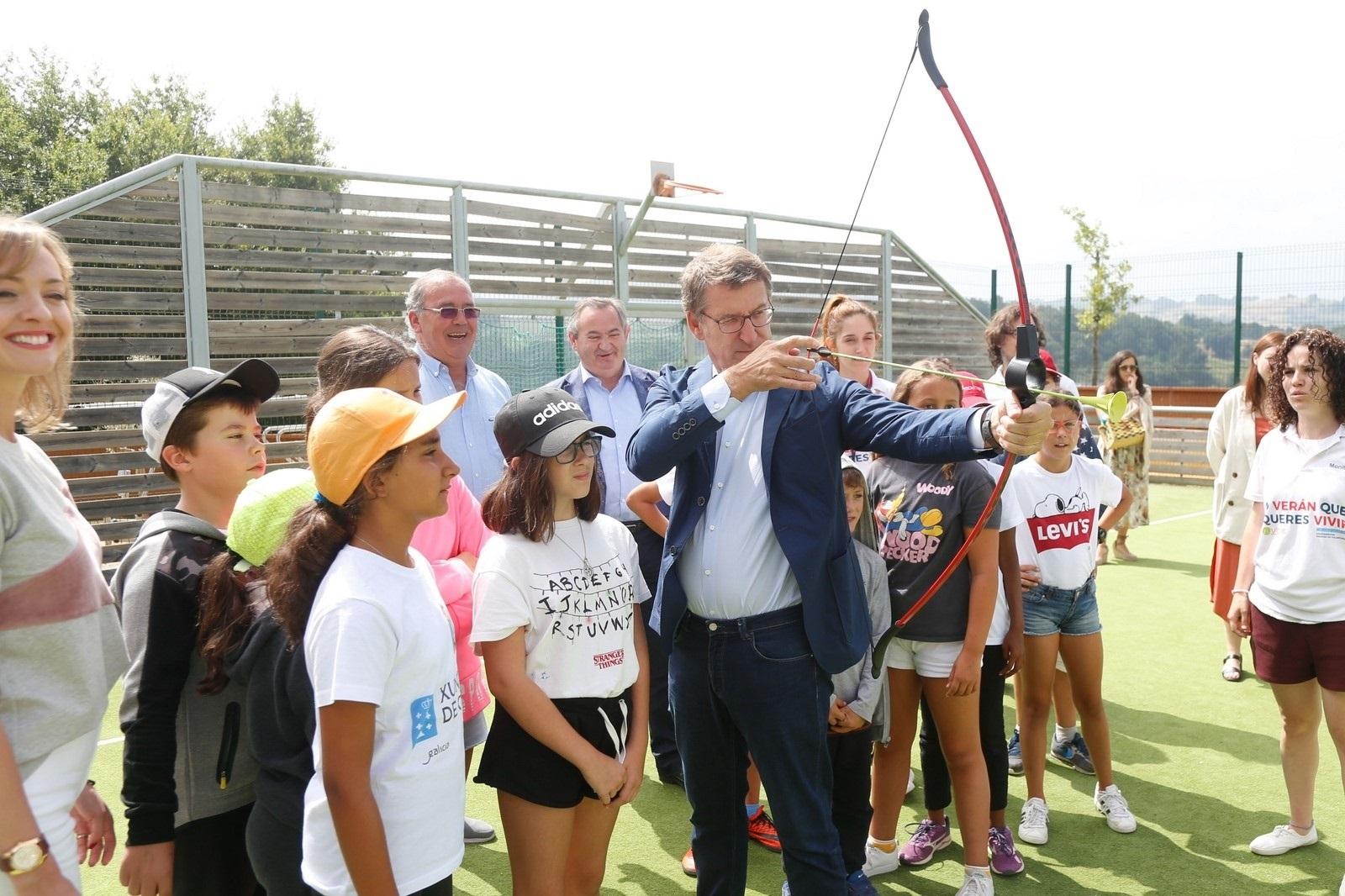 El presidente de la Xunta Alberto Núñez Feijóo visita un campamento de verano en Portomarín (Lugo) 