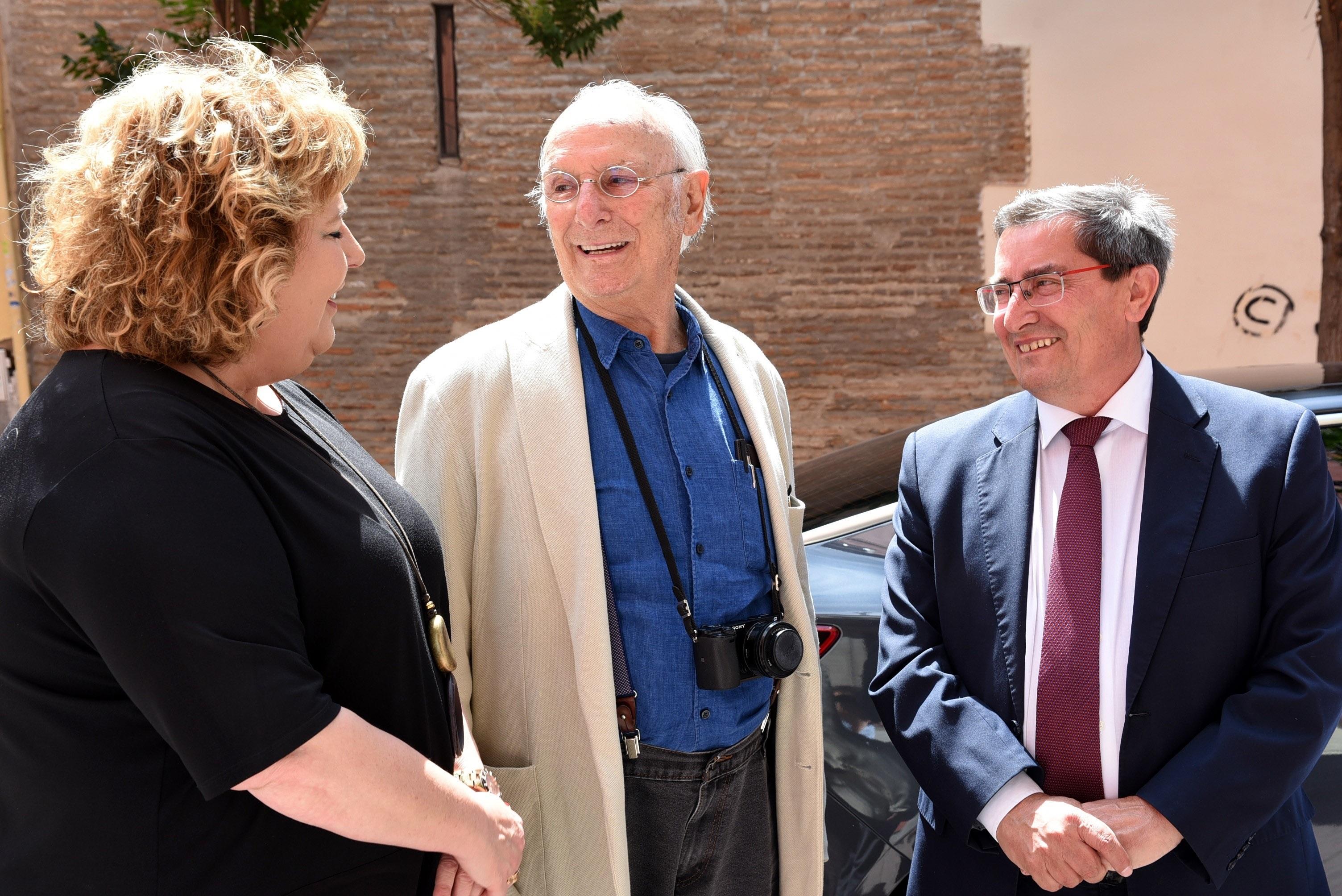 Carlos Saura (centro) en el Palacio de Condes de Gabia. Fuente: EP.