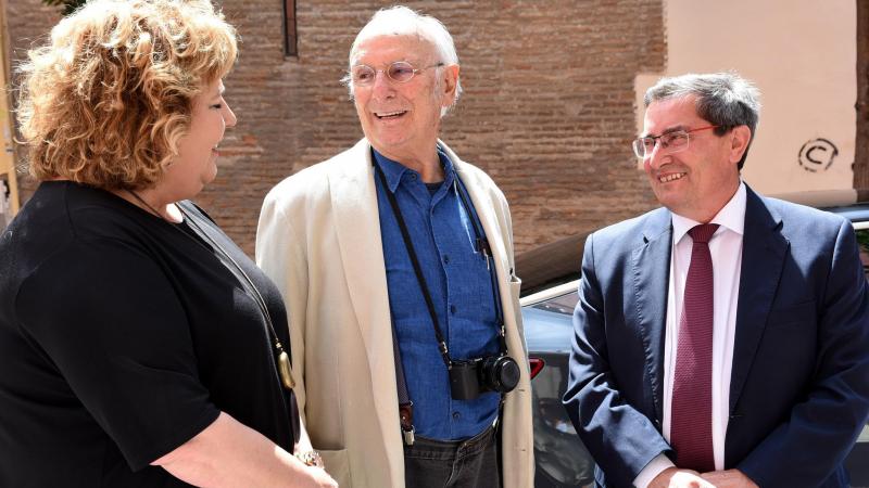 Carlos Saura (centro) en el Palacio de Condes de Gabia. Fuente: EP.