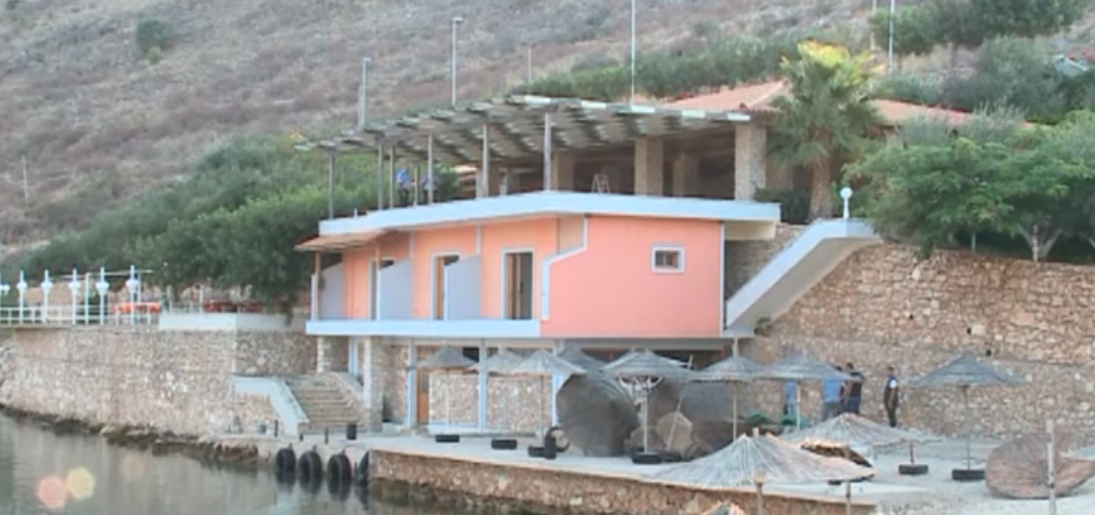 Restaurante derruido en Albania. Youtube