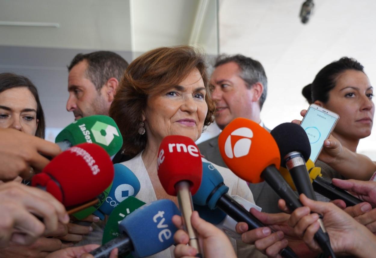 La vicepresidenta del Gobierno en funciones, Carmen Calvo, atiende a los medios en Sevilla