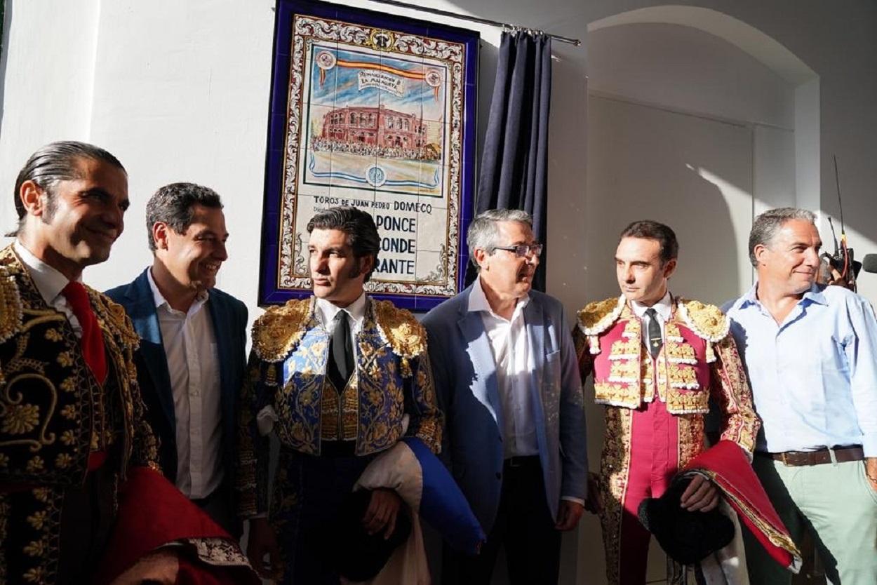 El presidente de la Junta, Juanma Moreno Bonilla, con unos toreros