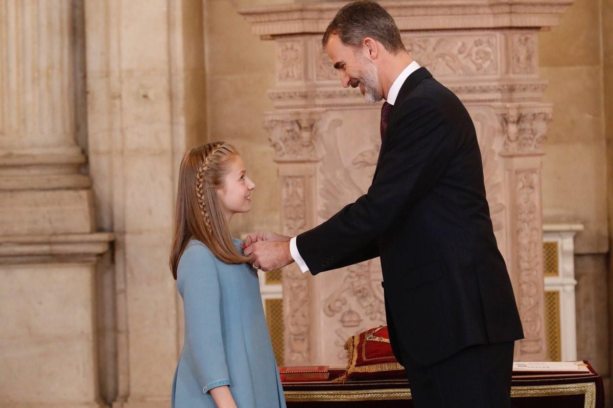 El Rey Felipe VI le coloca a su hija Leonor Princesa de Asturias el collar de la Insigne Orden del Toisón de Oro en 2018. EP