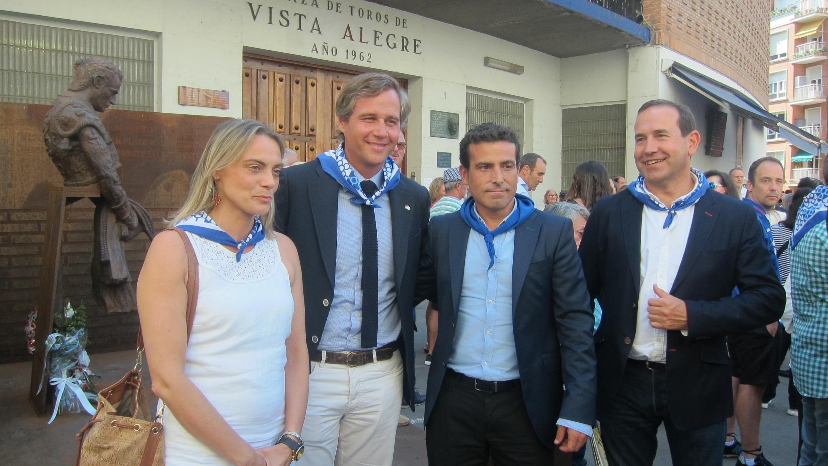 El vicesecretario de Política Territorial del PP Antonio González Terol en la plaza de Toros de Bilbao junto a la presidenta del PP de Bizkaai Raquel González y ediles y junteros del PP 