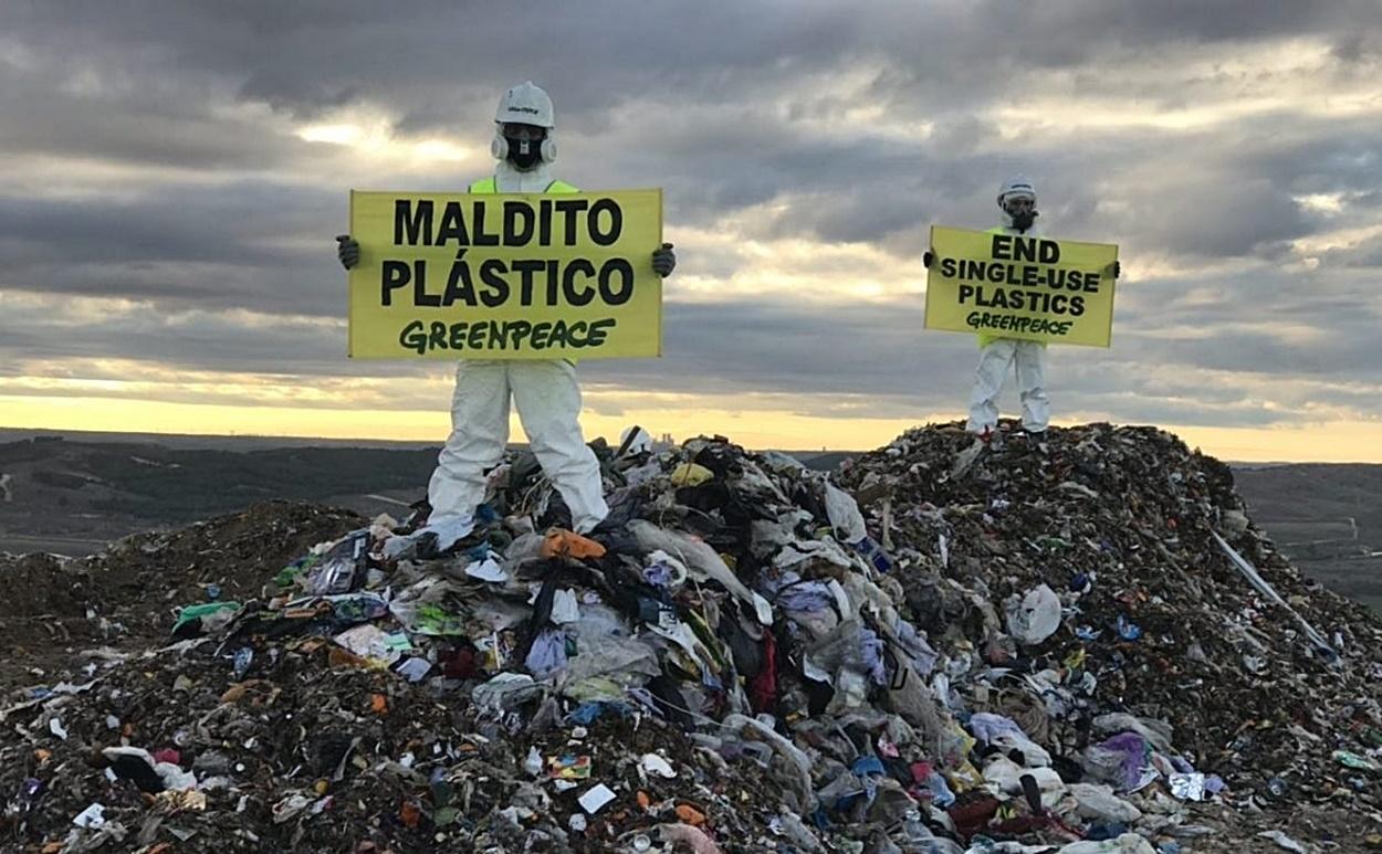 Acción de Greenpeace contra los plásticos en el vertedero de Valdemingómez de Madrid.