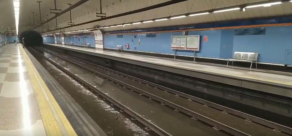 En el metro de Madrid el agua se coló hasta las vías