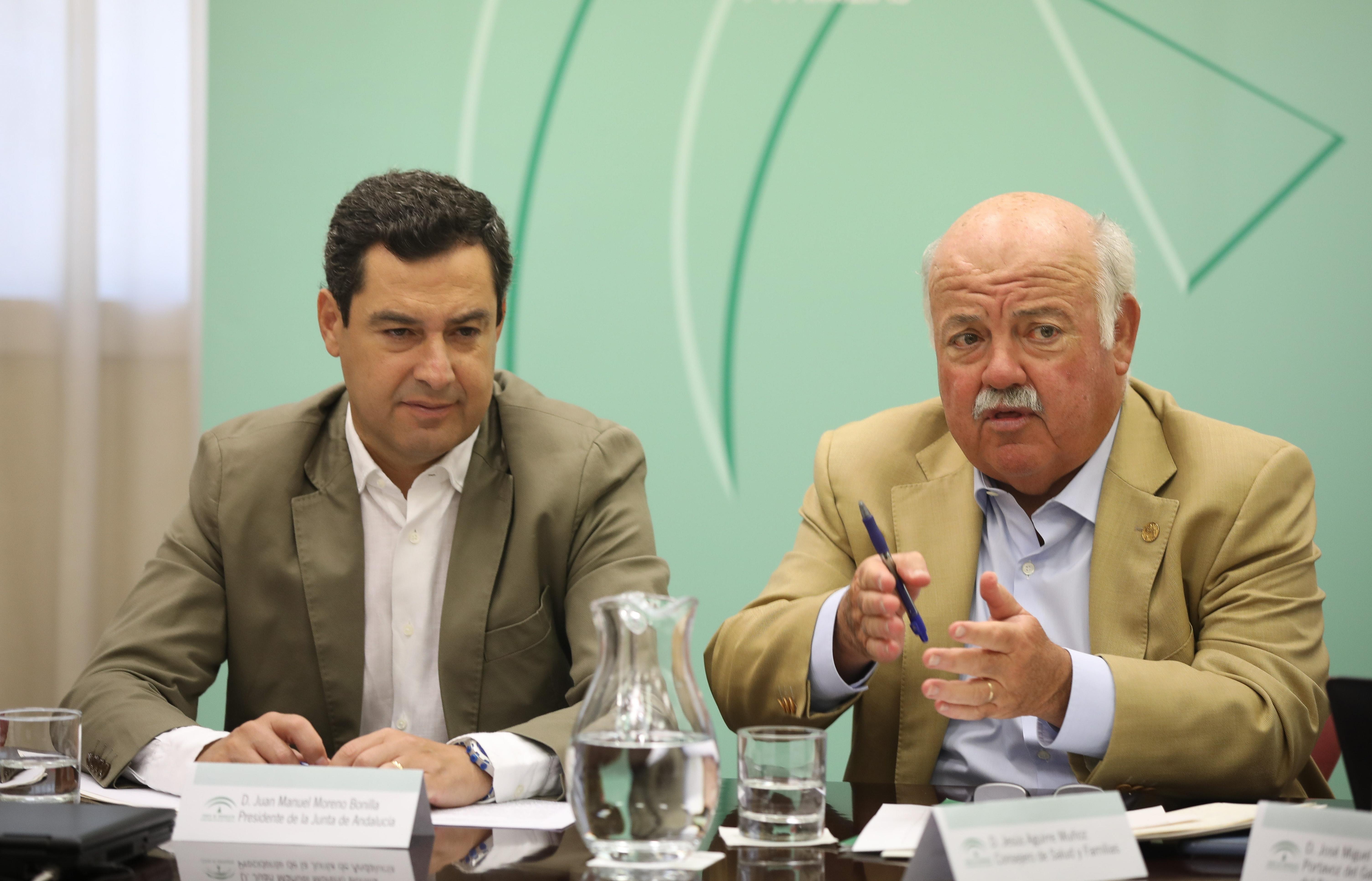 El presidente de la Junta de Andalucía Juanma Moreno (i) junto al consejero de Saludo y Familias Jesús Aguirre (d) preside la reunión del gabinete de seguimiento del brote de listeriosis 