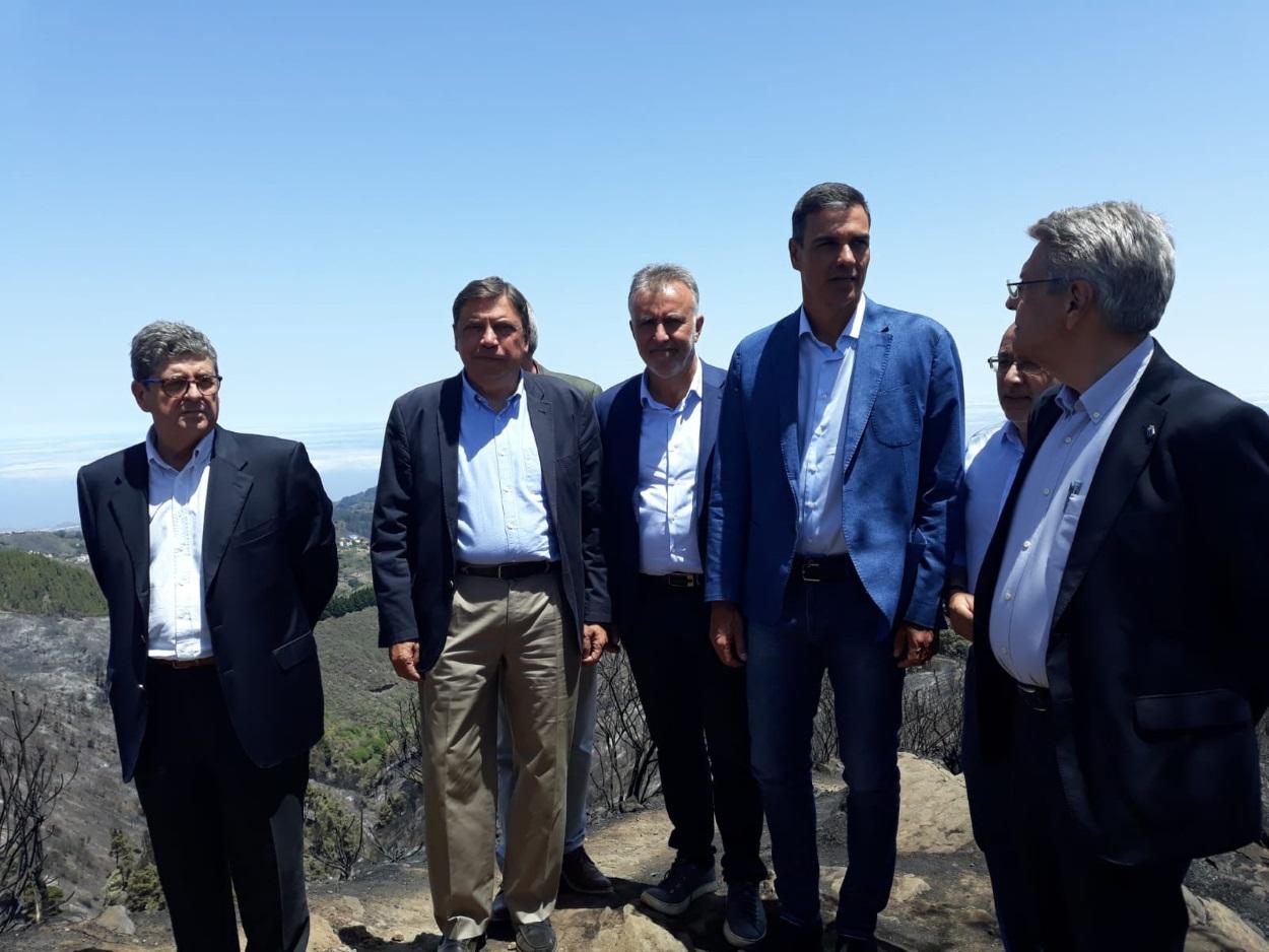 El presidente del Gobierno en funciones, Pedro Sánchez, visita el peusto avanzado del incendio de Canarias