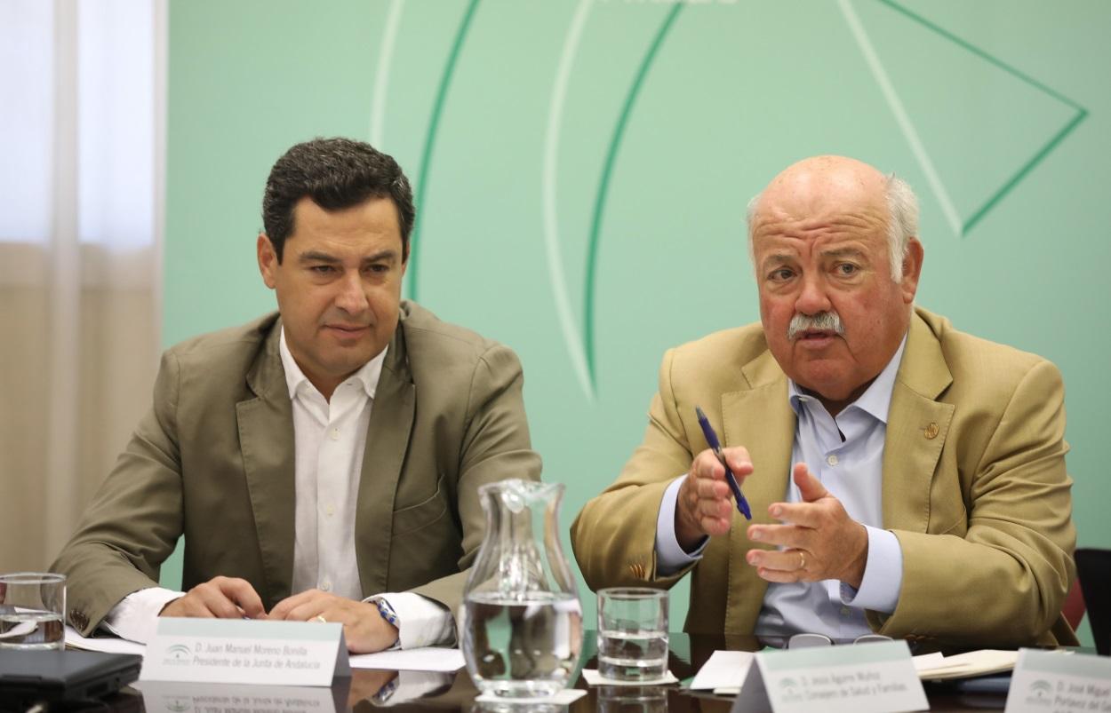 El presidente de la Junta de Andalucía, Juanma Moreno (i) junto al consejero de Saludo y Familias, Jesús Aguirre (d) preside la reunión del gabinete de seguimiento del brote de listeriosis. EP