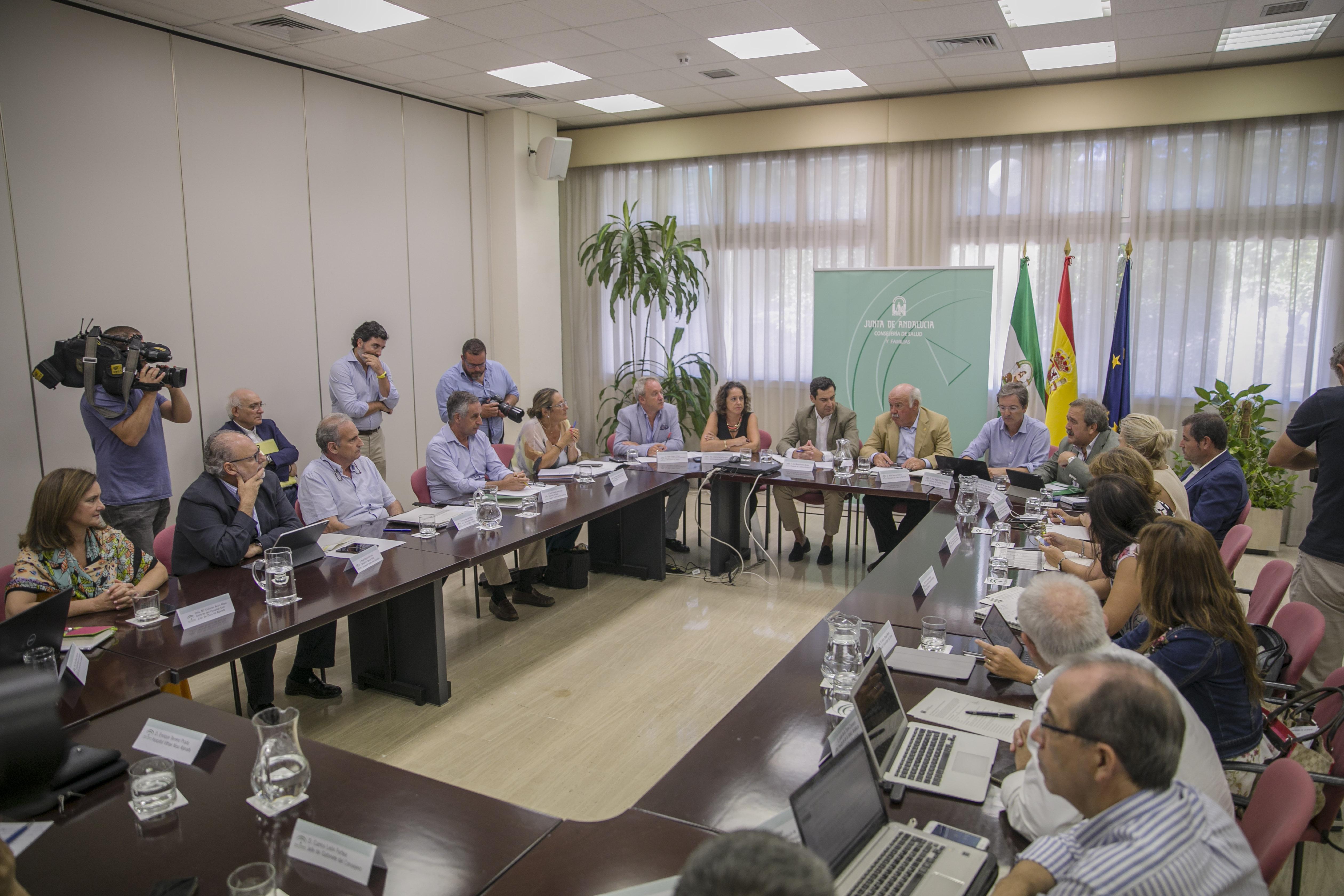 El presidente de la Junta de Andalucía Juanma Moreno preside la reunión del gabinete de seguimiento del brote de listeriosis. EP