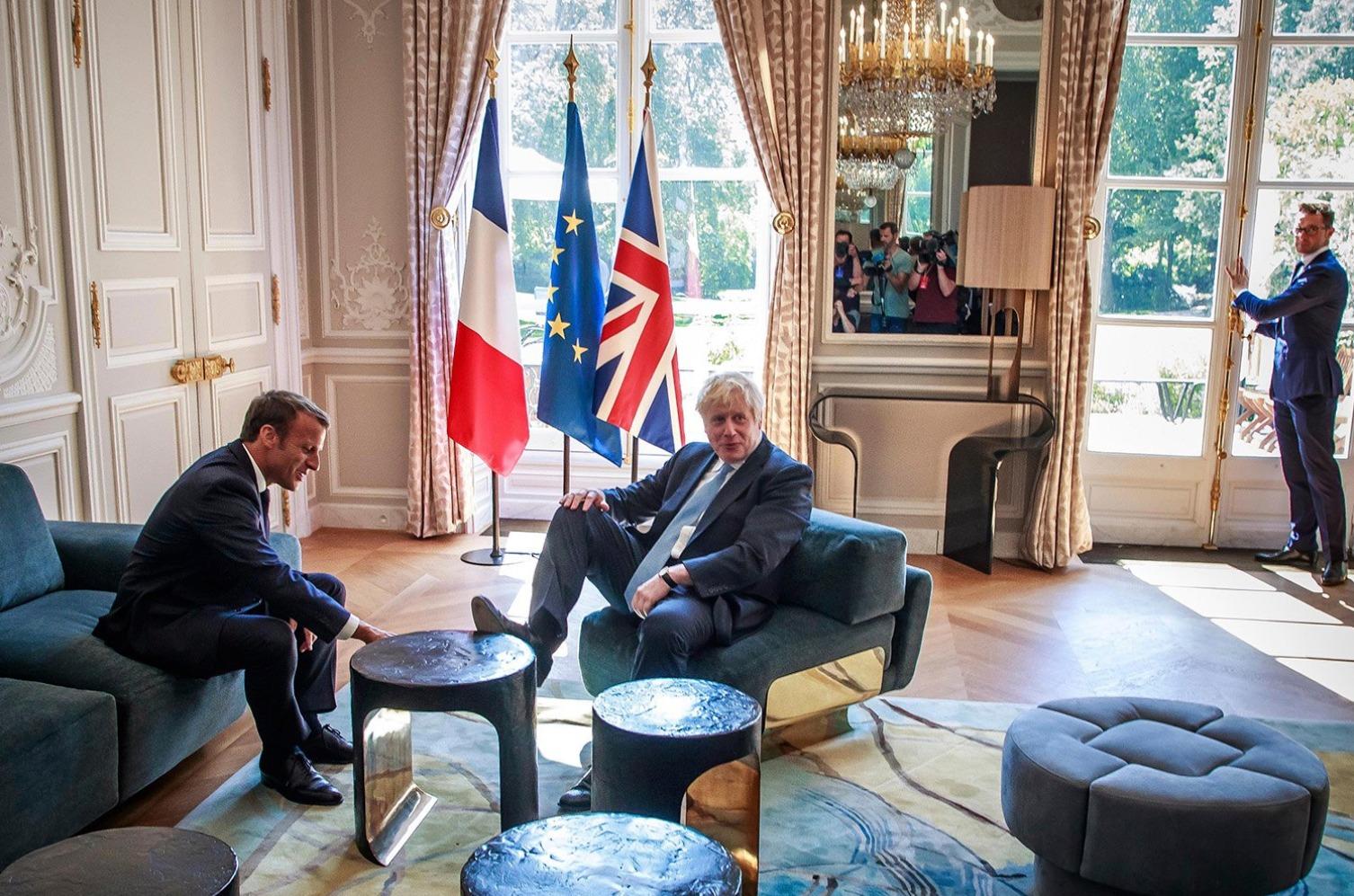 El Primer Ministro británico Boris Johnson junto al Presidente de Francia Emmanuel Macron en su reunión en el Palacio del Elíseo, París. EP