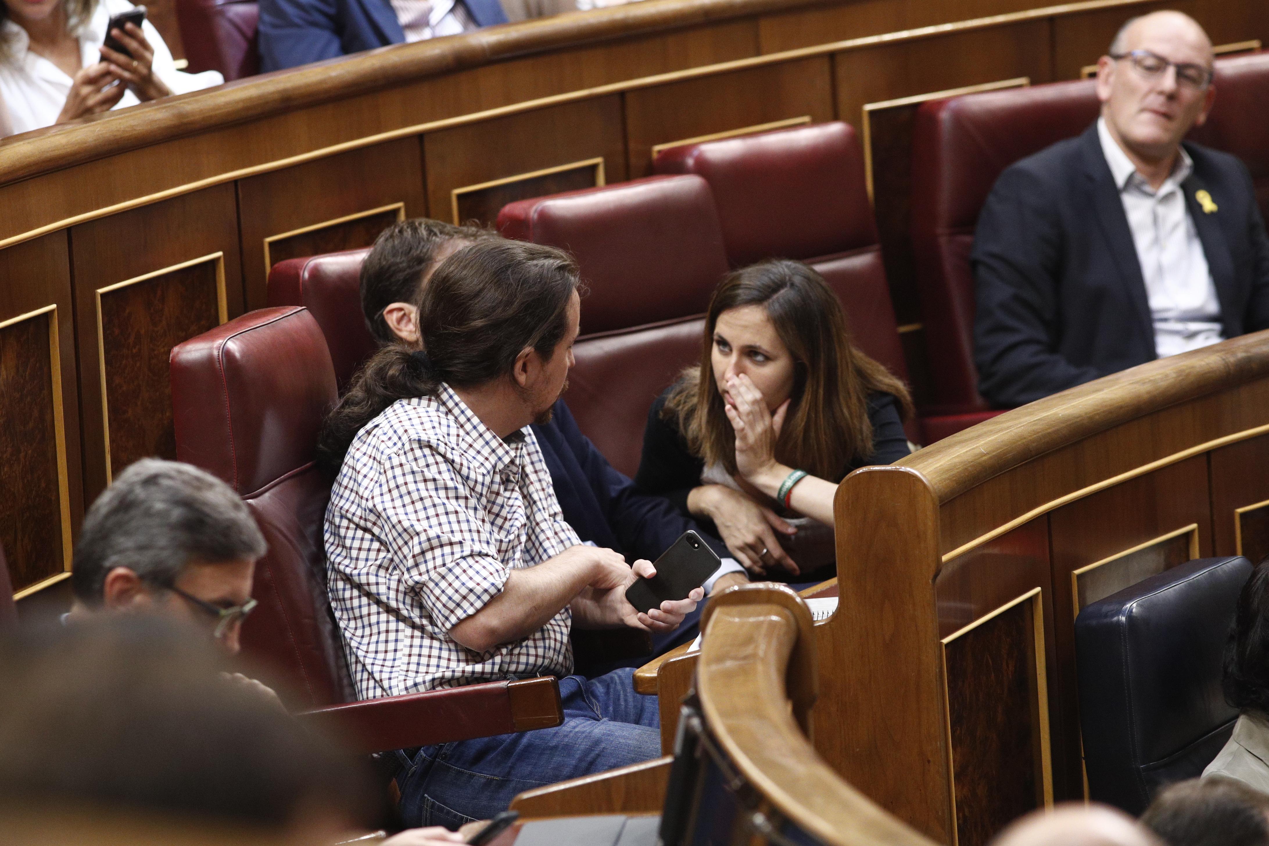  El secretario general de Podemos Pablo Iglesias (2i) y la portavoz adjunta de Unidas Podemos Ione Belarra (4i) hablan durante el discurso del presidente del Gobierno en funciones-Europa Press