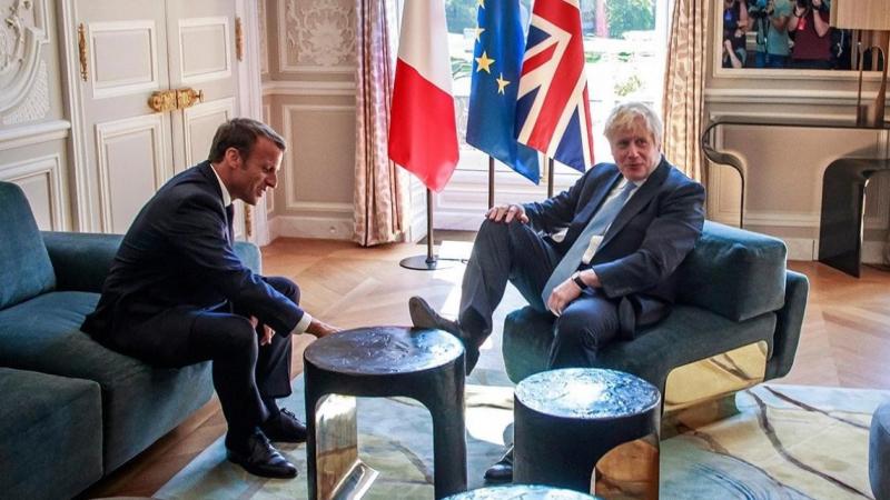 El Primer Ministro británico Boris Johnson junto al Presidente de Francia Emmanuel Macron en su reunión en el Palacio del Elíseo, París. EP