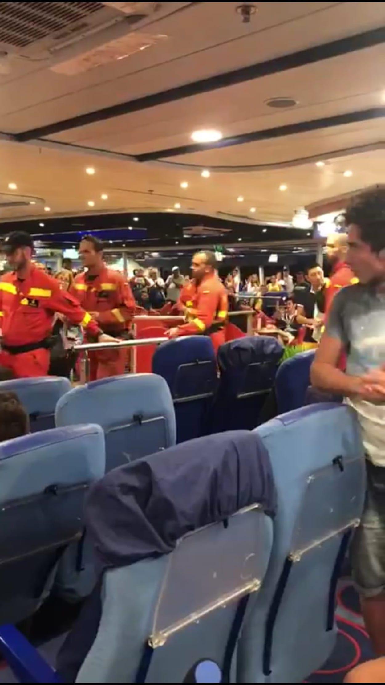 Pasajeros de un ferry ovacionan a miembros de la UME