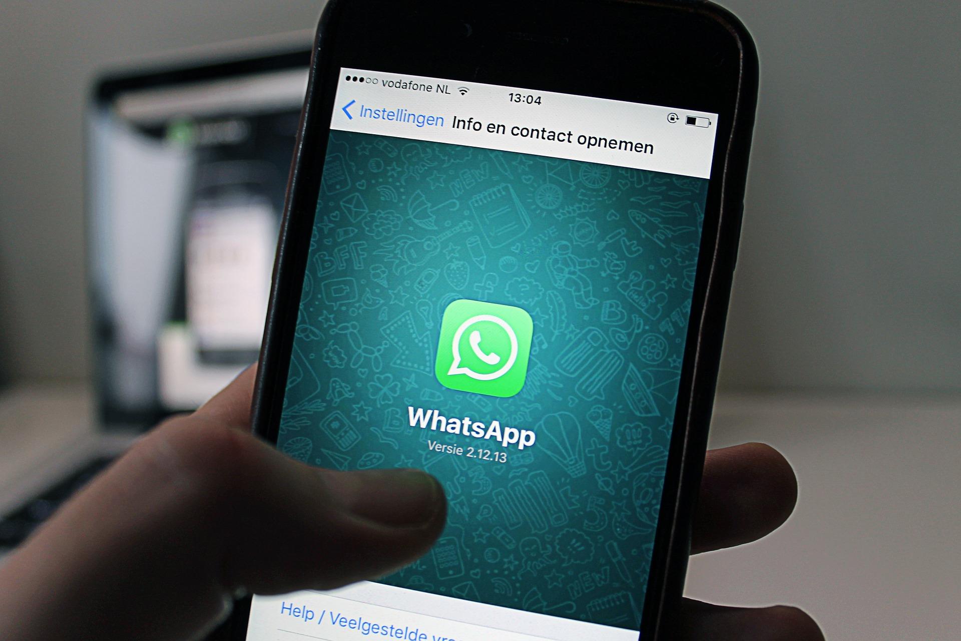 Un dispositivo móvil con la aplicación Whatsapp
