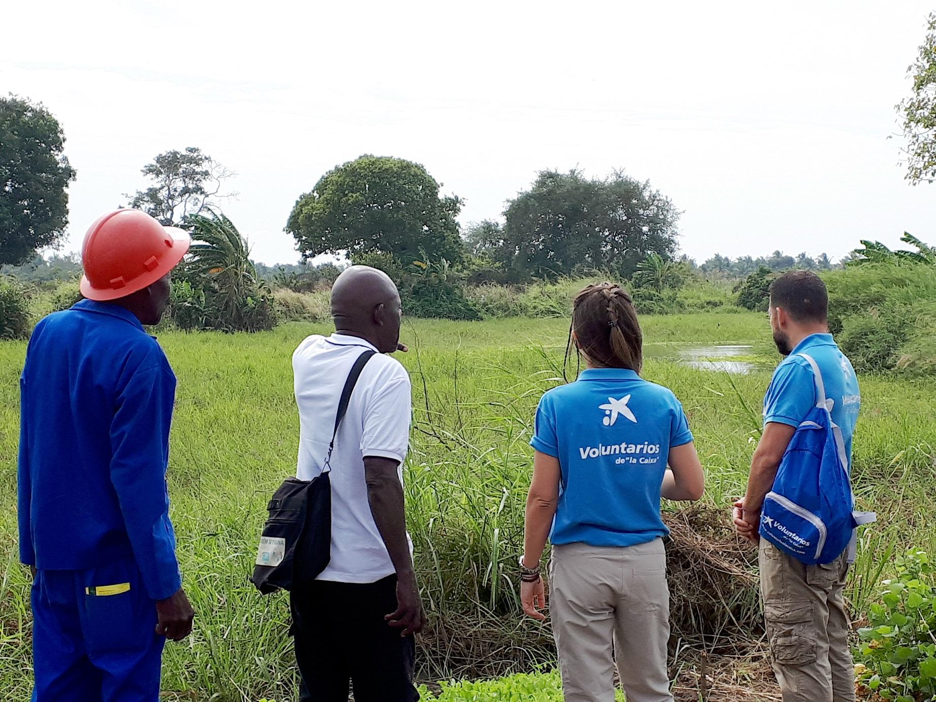 Voluntarios de CooperantesCaixa en Mozambique, donde participan en proyectos de cooperación internacional con ONG locales