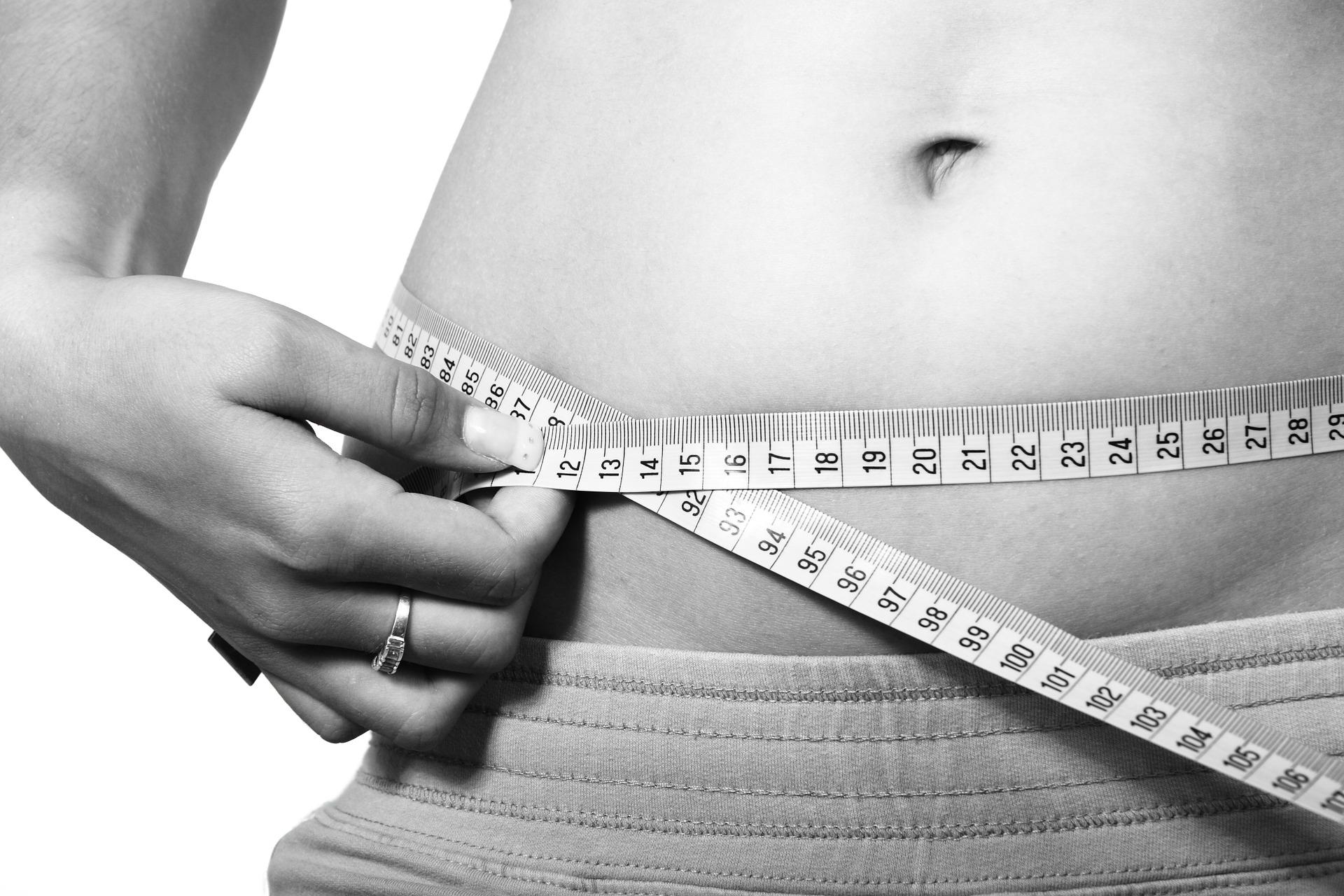 Una mujer midiéndose la cintura. Fuente: Pixabay.