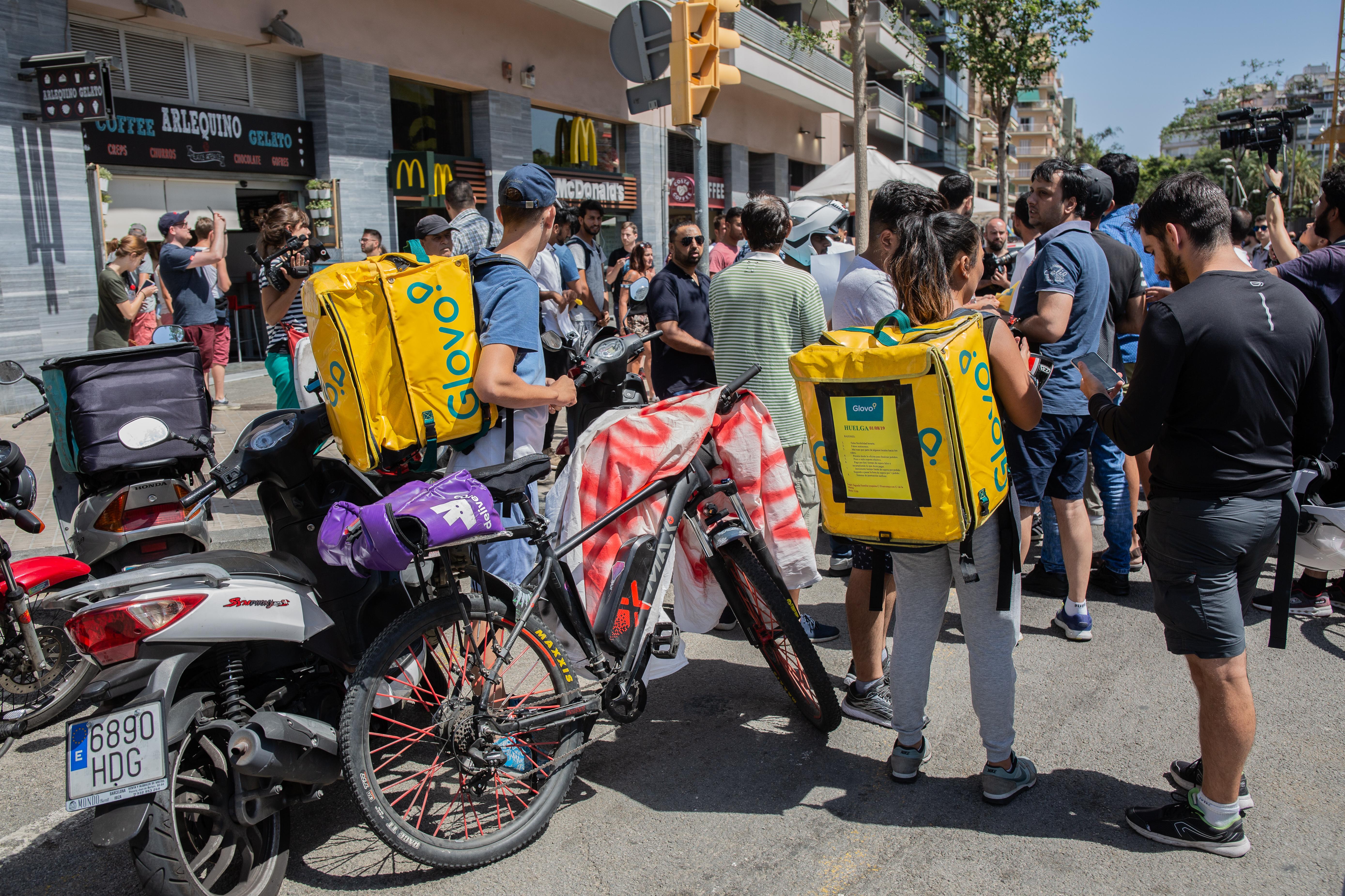 Algunos de los trabajadores de la compañía de comida a domicilio Glovo durante una concentración para protestar por sus condiciones laborales-Europa Press