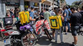 Algunos de los trabajadores de la compañía de comida a domicilio Glovo durante una concentración para protestar por sus condiciones laborales-Europa Press