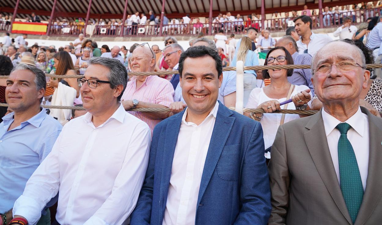 El presidente de la Junta, Juanma Moreno, en los toros esta semana. La oposición critica que haya estado desparecido. OFICINA DEL PORTAVOZ