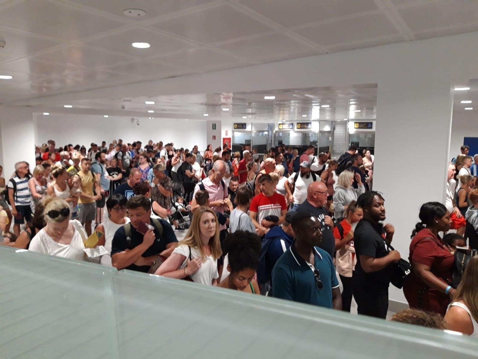 Colas en el control de pasaportes del aeropuerto de Palma 