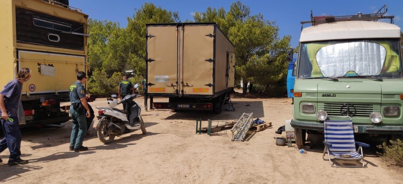 Agentes de la Guardia Civil desmantelan una fiesta ilegal en Sant Josep (Ibiza)