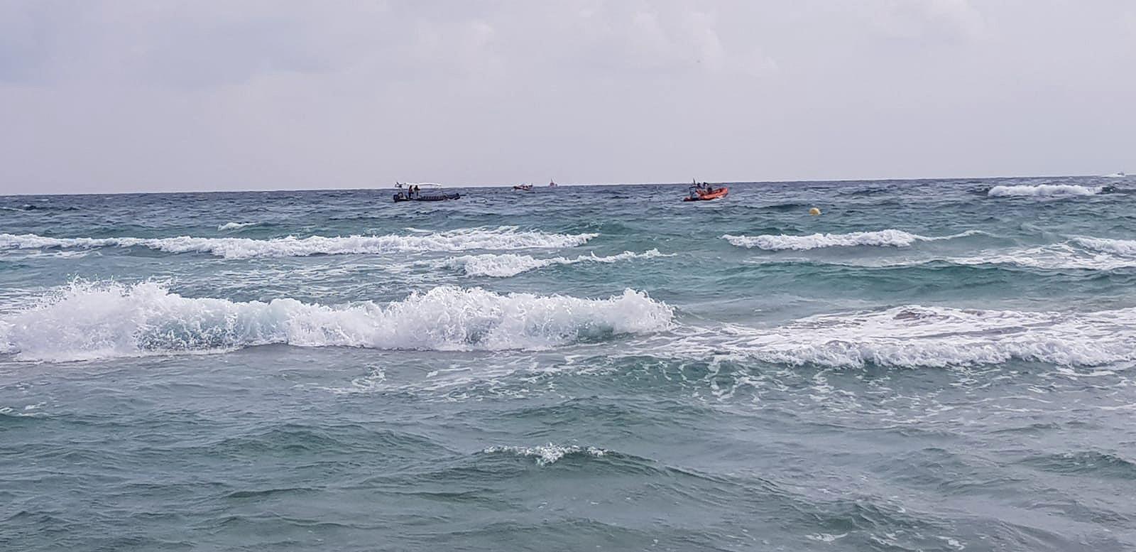 Equipos de emergencias se acercan a la zona en la que se encuentra el avión del Ejército del Aire que ha caído sobre el mar en La Manga del Mar Menor. Europa Press.