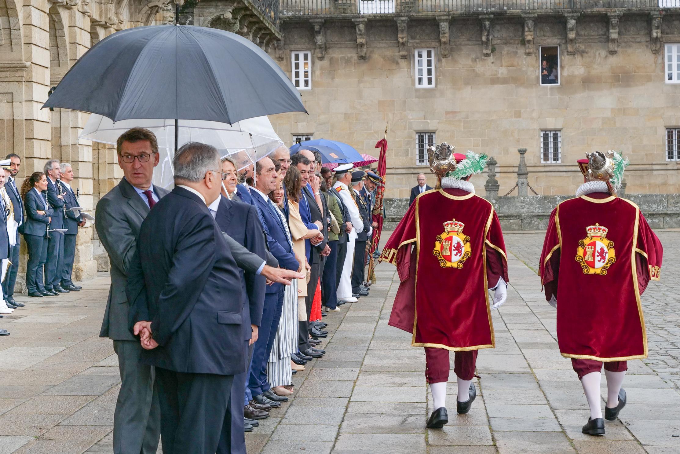 El presidente de la Xunta de Galicia Alberto Núñez Feijóo (1i) participa en la Ofrenda al Apóstol Santiago en la plaza del Obradoiro 